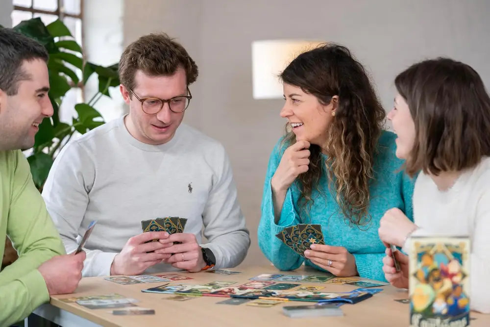 famille jouant aux cartes